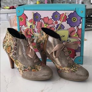 Poetic License Betseys Buttons Natural Tapestry